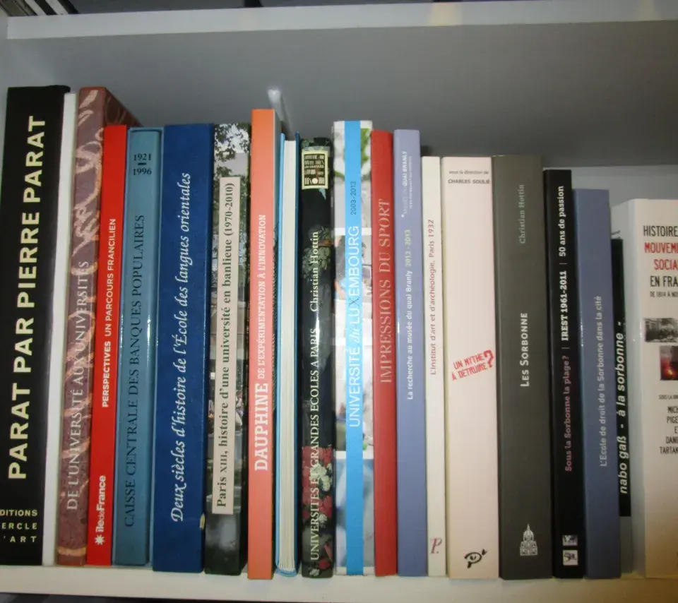 Livres placés dans sur une étagère Livres placés dans sur une étagère