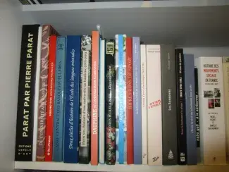 Livres placés dans sur une étagère Livres placés dans sur une étagère